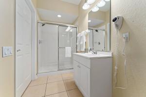 Et badeværelse på 3 Suites Near Universal Resort Intl Drive