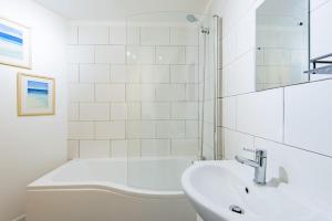 Et badeværelse på Oyster Cottage by Keepers Cottages + 18 billeder