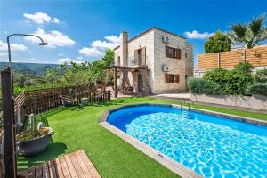 una casa con piscina en el patio en Villa Erato Klio, en Kiriánna