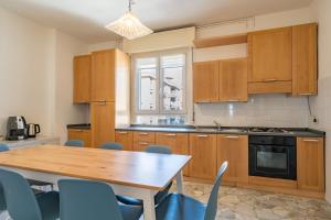 Una cocina o kitchenette en Spacious Apartment with Panoramic Views in Lecco