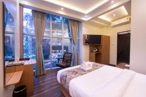 Μια τηλεόραση ή/και κέντρο ψυχαγωγίας στο Hotel Afotel Mumbai-Near International Airport