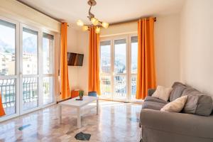 Un lugar para sentarse en Spacious Apartment with Panoramic Views in Lecco