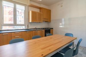 Una cocina o kitchenette en Spacious Apartment with Panoramic Views in Lecco
