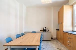 Una cocina o kitchenette en Spacious Apartment with Panoramic Views in Lecco