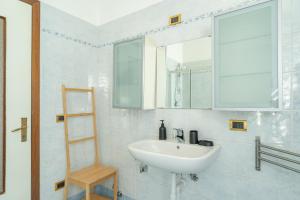 Un baño de Spacious Apartment with Panoramic Views in Lecco