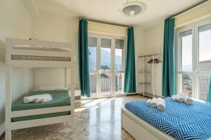 Una cama o camas en una habitación de Spacious Apartment with Panoramic Views in Lecco