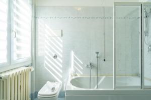 Un baño de Spacious Apartment with Panoramic Views in Lecco