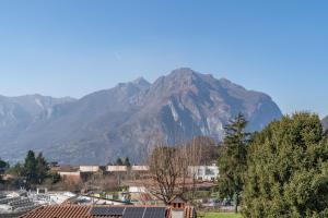 Una imagen general de la montaña o una montaña tomada desde el departamento