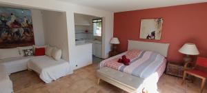 Giường trong phòng chung tại Confortable Villa en bord de Mer avec piscine +27 ảnh