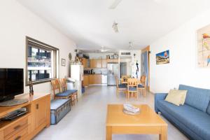 Una cocina o cocineta en Cozy 3BR Apt w Big Windows 5 Min Walk From Beach with Shelter by Sea N' Rent