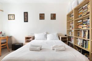 Una cama o camas en una habitación de Cozy 3BR Apt w Big Windows 5 Min Walk From Beach with Shelter by Sea N' Rent