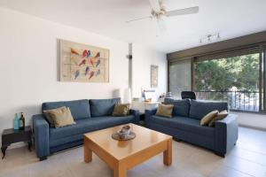 Un lugar para sentarse en Cozy 3BR Apt w Big Windows 5 Min Walk From Beach with Shelter by Sea N' Rent