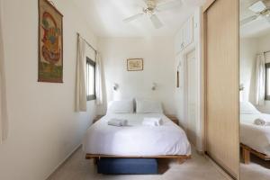 Una cama o camas en una habitación de Cozy 3BR Apt w Big Windows 5 Min Walk From Beach with Shelter by Sea N' Rent