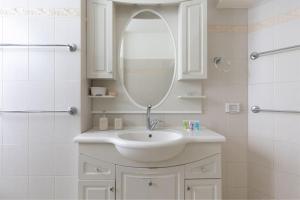 Un baño de Cozy 3BR Apt w Big Windows 5 Min Walk From Beach with Shelter by Sea N' Rent
