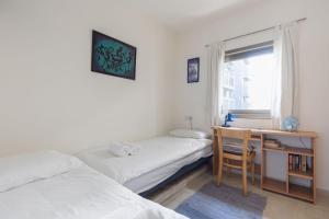 Una cama o camas en una habitación de Cozy 3BR Apt w Big Windows 5 Min Walk From Beach with Shelter by Sea N' Rent