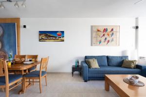 Un lugar para sentarse en Cozy 3BR Apt w Big Windows 5 Min Walk From Beach with Shelter by Sea N' Rent
