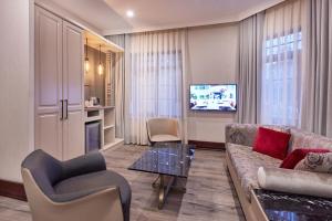 Telewizja i/lub zestaw kina domowego w obiekcie Konak Hotel Taksim