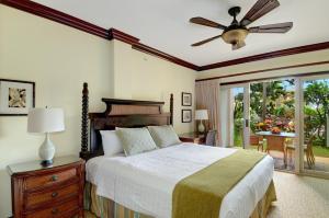 une chambre avec un lit et un ventilateur de plafond dans l'établissement Waipouli Beach Resort Luxury Garden Ground Floor! AC Pool, à Kapaa 20 autres photos