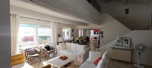 Khu vực ghế ngồi tại Confortable Villa en bord de Mer avec piscine