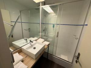 a bathroom with a sink and a shower at Grand studio sur le golf de Chiberta in Anglet