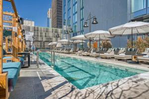 a swimming pool with chairs and umbrellas on a building at Blueground Downtown pool lounge gym nr shops ATX-257 in Austin