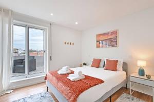 une chambre blanche avec une grande fenêtre et un lit dans l'établissement Apartamento Ponte D Luís, à Vila Nova de Gaia