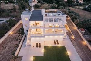 una vista aérea de una casa blanca con luces en Areti White Villas - Villa 1, en Loutraki 23 fotos más