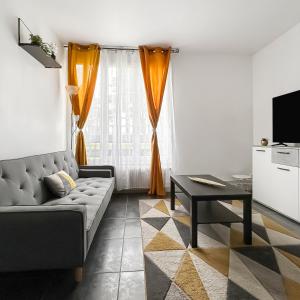 TV a/nebo společenská místnost v ubytování Confort et calme en cœur de villes