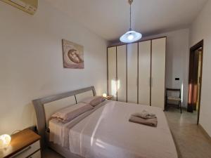Un dormitorio con una gran cama blanca en una habitación. en Appartamenti Rosa Virginia by Salentoville Gallipoli, en Gallipoli 288 fotos más