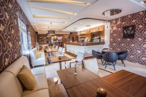 een restaurant met tafels en stoelen en een bar bij Penzion Panda in Turčianske Teplice