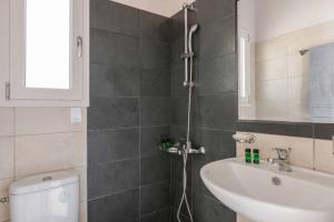 ein Badezimmer mit Dusche, Toilette und Waschbecken in der Unterkunft Mounda Beach Villa in Ratzaklíon + 29 Fotos