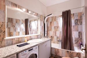 Bilik mandi di Pyramisa House Free Shuttle From And To Athens Airport +57 gambar