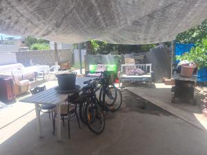 Φωτογραφία από το άλμπουμ του Room with private entrance from outside, traditional house στα Λιβάδια