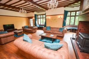 un ampio soggiorno con divani e camino di The Sheriff House - Beautiful large property in Wroxham, perfect for family holidays a Wroxham