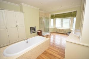 un ampio bagno con vasca e doccia di The Sheriff House - Beautiful large property in Wroxham, perfect for family holidays a Wroxham Altre 34 foto