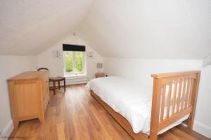 una camera da letto con un letto, una scrivania e una finestra di The Sheriff House - Beautiful large property in Wroxham, perfect for family holidays a Wroxham
