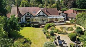 una vista aerea di una grande casa con giardino di The Sheriff House - Beautiful large property in Wroxham, perfect for family holidays a Wroxham