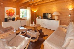 a living room with a couch and a table at Ferienhaus Alpenpanorama Chalet in Mollenberg