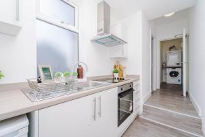 Kuchyň nebo kuchyňský kout v ubytování Flat One Chorley Road