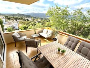 a balcony with a table and chairs and a view at Hauzify I Apartament Grumet in Sant Feliu de Guixols