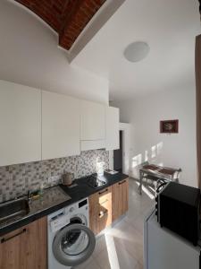 una cocina con lavadora y lavadora en Arbes 10 - At the yellow Duck, en Praga