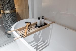 Ванная комната в Deluxe House With Private Sauna at Kamppi +37 фотографий