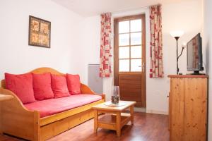 a living room with a couch and a tv at Résidence Vignec Village by Actisource in Vignec