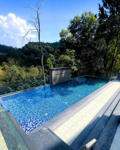 Bazén v ubytování Hotel Monalisa Kathmandu - Embrace Tranquility Natures Retreat Beyond the City nebo v jeho okolí