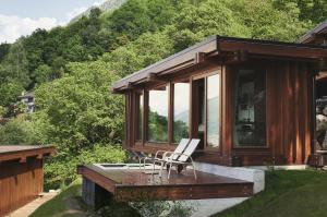 GambarognoHabitat Lago Maggiore的甲板上两把椅子的房子