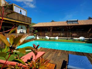 a swimming pool in the backyard of a house at GITES O FIL DE L'EAU piscine spa accès rivière in Omessa
