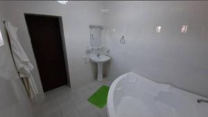 Un baño blanco con inodoro y lavabo. en Kungrad, en Qŭnghirot