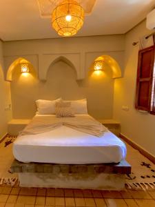 Postel nebo postele na pokoji v ubytování Riad Oum h&N B&B