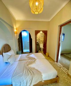 Postel nebo postele na pokoji v ubytování Riad Oum h&N B&B