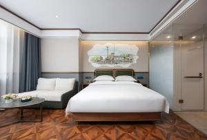 Postel nebo postele na pokoji v ubytování Nost algia S Hotel Jinwan Square, Tianjin Railway St ation